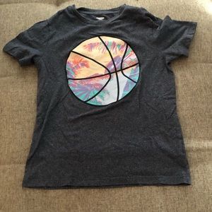 Short sleeve old navy shirt with a basketball in the middle